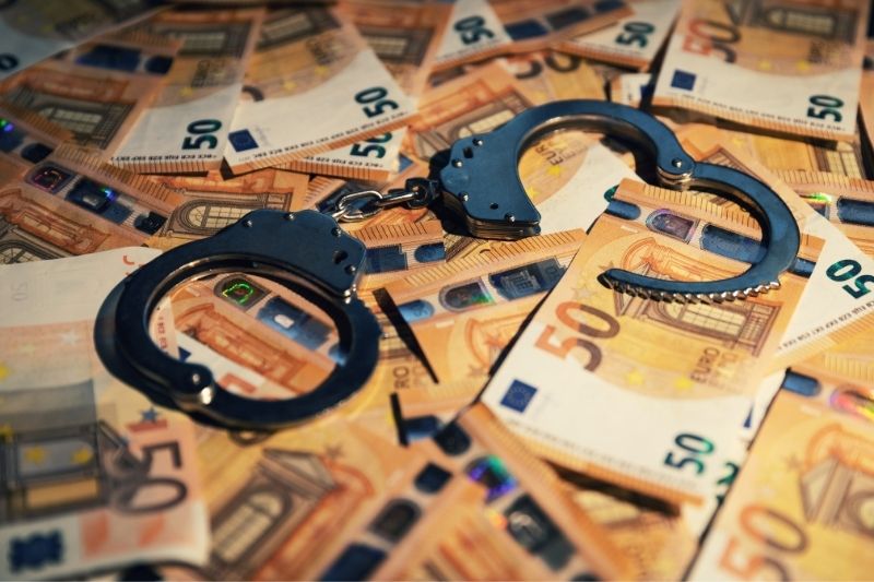 Esposas sobre billetes de euros, representando delitos financieros y económicos