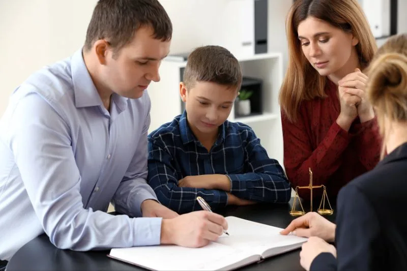 Familia en una consulta legal revisando estrategias para la custodia de los hijos en un proceso de divorcio.