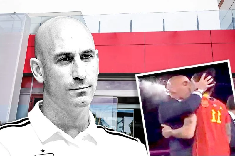 Luis Rubiales en primer plano con expresión seria, junto a una imagen sobrepuesta del beso a Jennifer Hermoso, en un montaje representativo del caso judicial.