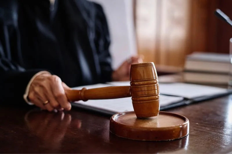 Tribunal Supremo dictando sentencia en casos de divorcio en España.