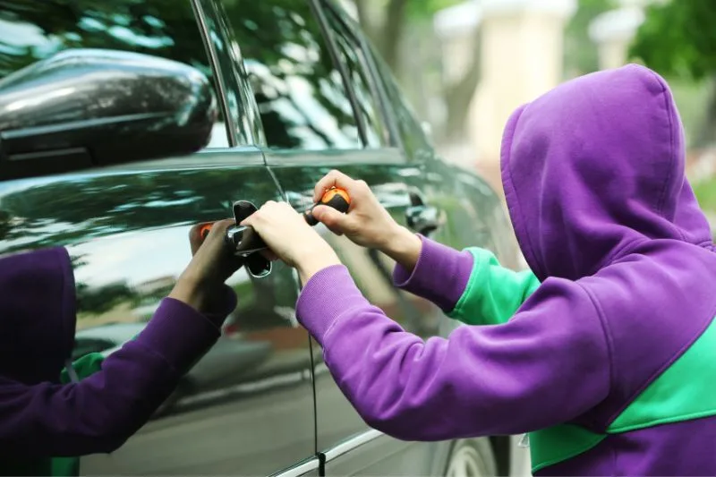 chicorobandouncoche - ¿Qué diferencia hay entre un delito cometido por un menor y por un adulto? Menos cometiendo un delito de robo de coche