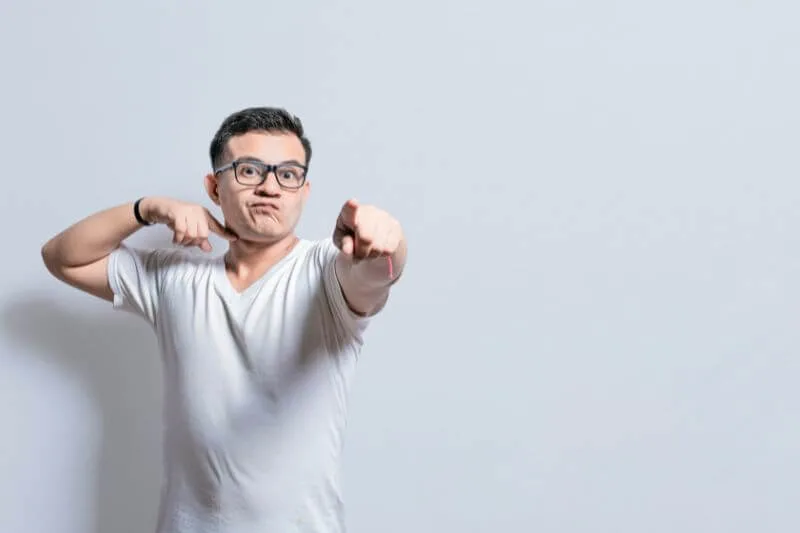 Hombre amenazando con el dedo, ejemplo visual de cuándo una amenaza se convierte en delito