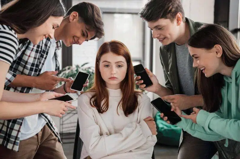 Ciberacoso delito en España entre adolescentes con móviles