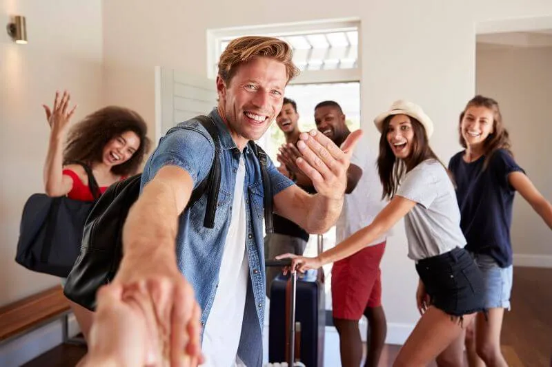 Grupo de turistas entrando a un piso turístico, contexto habitual donde pueden aparecer cláusulas abusivas en alquiler vacacional