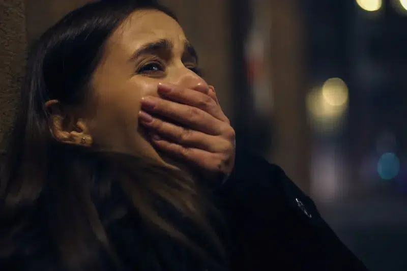 Mujer con expresión de angustia sufriendo violencia psicológica