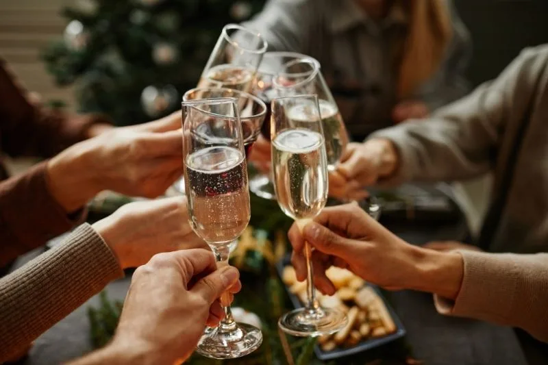 Brindis navideño en grupo, una escena habitual relacionada con los delitos más frecuentes en Navidad.